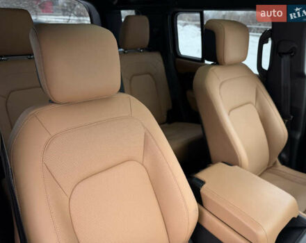 Черный Ленд Ровер Дефендер, объемом двигателя 3 л и пробегом 19 тыс. км за 135000 $, фото 70 на Automoto.ua