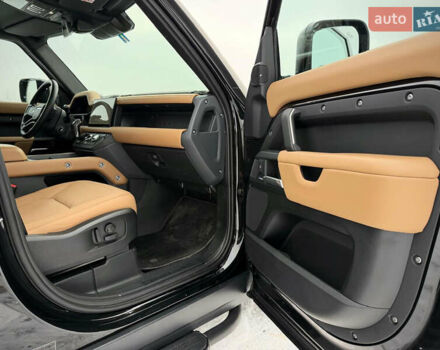 Черный Ленд Ровер Дефендер, объемом двигателя 3 л и пробегом 19 тыс. км за 135000 $, фото 76 на Automoto.ua