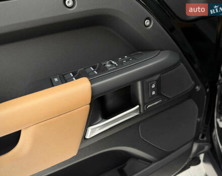 Черный Ленд Ровер Дефендер, объемом двигателя 3 л и пробегом 19 тыс. км за 135000 $, фото 39 на Automoto.ua