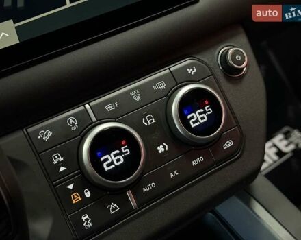 Чорний Ленд Ровер Дефендер, об'ємом двигуна 3 л та пробігом 7 тис. км за 102500 $, фото 43 на Automoto.ua