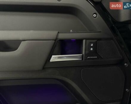 Чорний Ленд Ровер Дефендер, об'ємом двигуна 3 л та пробігом 7 тис. км за 102500 $, фото 51 на Automoto.ua