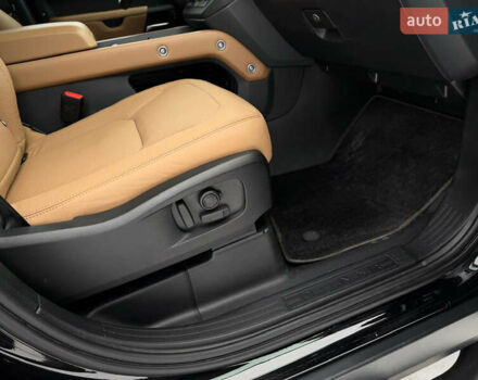 Черный Ленд Ровер Дефендер, объемом двигателя 3 л и пробегом 19 тыс. км за 135000 $, фото 73 на Automoto.ua