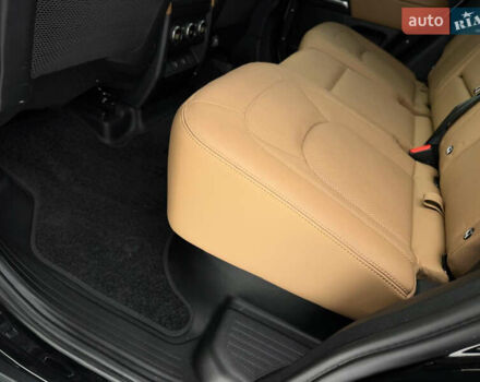 Черный Ленд Ровер Дефендер, объемом двигателя 3 л и пробегом 19 тыс. км за 135000 $, фото 81 на Automoto.ua