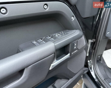 Черный Ленд Ровер Дефендер, объемом двигателя 3 л и пробегом 16 тыс. км за 118000 $, фото 15 на Automoto.ua