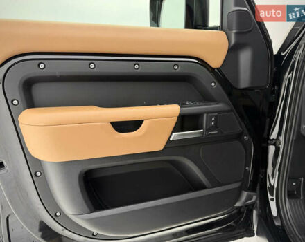 Черный Ленд Ровер Дефендер, объемом двигателя 3 л и пробегом 19 тыс. км за 135000 $, фото 38 на Automoto.ua