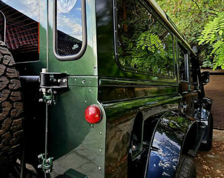 Черный Ленд Ровер Дефендер, объемом двигателя 2.5 л и пробегом 231 тыс. км за 56000 $, фото 1 на Automoto.ua