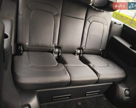 Червоний Ленд Ровер Дефендер, об'ємом двигуна 3 л та пробігом 26 тис. км за 100114 $, фото 41 на Automoto.ua