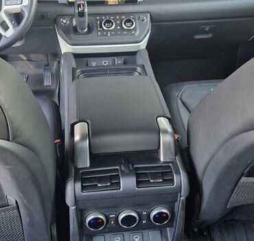 Красный Ленд Ровер Дефендер, объемом двигателя 3 л и пробегом 26 тыс. км за 117000 $, фото 22 на Automoto.ua