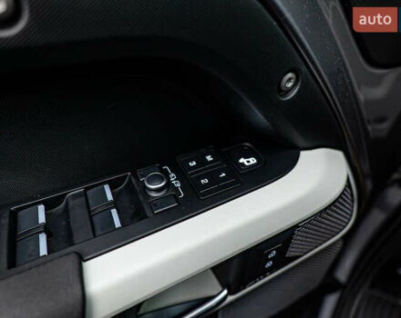 Ленд Ровер Дефендер, об'ємом двигуна 3 л та пробігом 105 тис. км за 61728 $, фото 13 на Automoto.ua