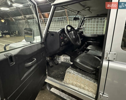 Серый Ленд Ровер Дефендер, объемом двигателя 2.4 л и пробегом 24 тыс. км за 38500 $, фото 10 на Automoto.ua