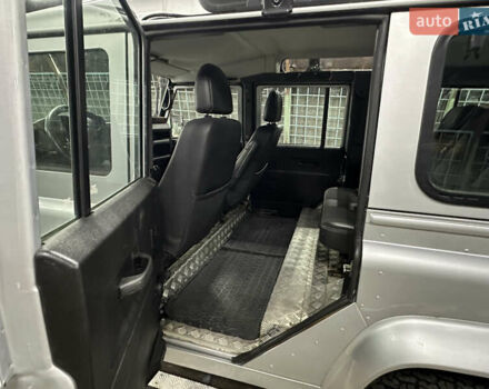 Серый Ленд Ровер Дефендер, объемом двигателя 2.4 л и пробегом 24 тыс. км за 36000 $, фото 11 на Automoto.ua