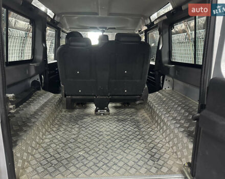 Серый Ленд Ровер Дефендер, объемом двигателя 2.4 л и пробегом 24 тыс. км за 38500 $, фото 13 на Automoto.ua