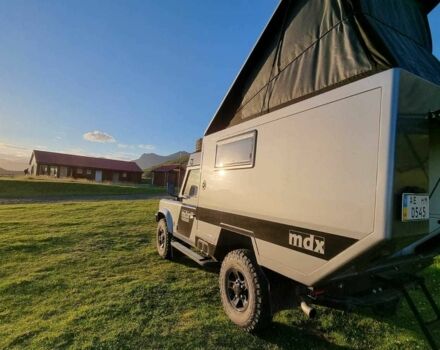 Серый Ленд Ровер Дефендер, объемом двигателя 2.2 л и пробегом 80 тыс. км за 110000 $, фото 4 на Automoto.ua