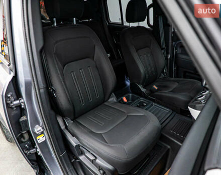 Серый Ленд Ровер Дефендер, объемом двигателя 2 л и пробегом 71 тыс. км за 55516 $, фото 15 на Automoto.ua