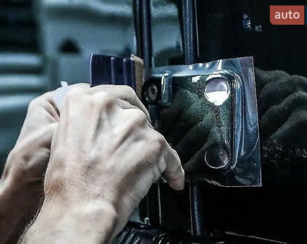 Зеленый Ленд Ровер Дефендер, объемом двигателя 2.5 л и пробегом 201 тыс. км за 53000 $, фото 31 на Automoto.ua