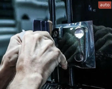 Зеленый Ленд Ровер Дефендер, объемом двигателя 2.5 л и пробегом 201 тыс. км за 52500 $, фото 35 на Automoto.ua