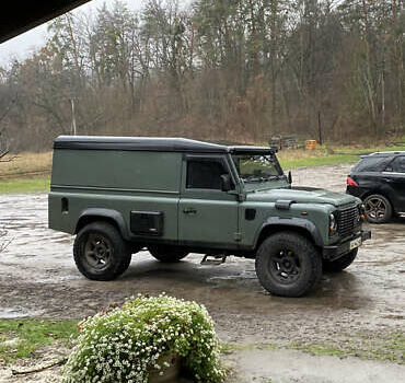 Зелений Ленд Ровер Дефендер, об'ємом двигуна 2.4 л та пробігом 150 тис. км за 25000 $, фото 4 на Automoto.ua