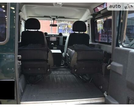 Зелений Ленд Ровер Дефендер, об'ємом двигуна 2.2 л та пробігом 105 тис. км за 45000 $, фото 12 на Automoto.ua