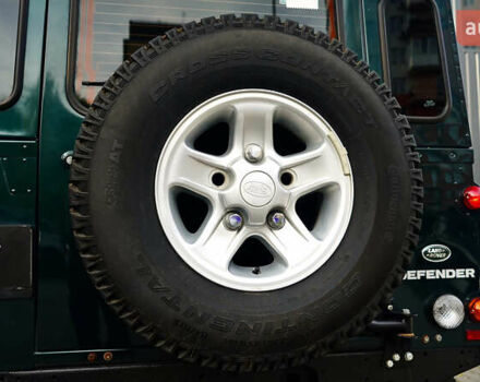 Зелений Ленд Ровер Дефендер, об'ємом двигуна 2.2 л та пробігом 98 тис. км за 87000 $, фото 41 на Automoto.ua