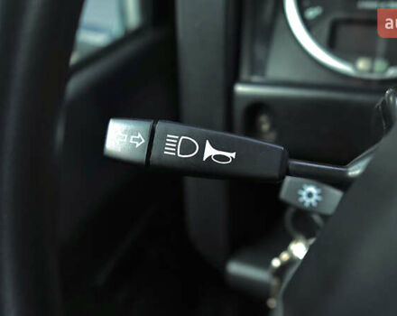 Зелений Ленд Ровер Дефендер, об'ємом двигуна 2.2 л та пробігом 98 тис. км за 87000 $, фото 30 на Automoto.ua