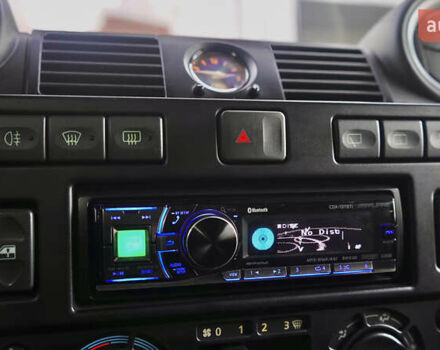 Зелений Ленд Ровер Дефендер, об'ємом двигуна 2.2 л та пробігом 98 тис. км за 87000 $, фото 28 на Automoto.ua