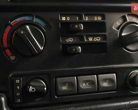 Зелений Ленд Ровер Дефендер, об'ємом двигуна 2.2 л та пробігом 98 тис. км за 87000 $, фото 26 на Automoto.ua