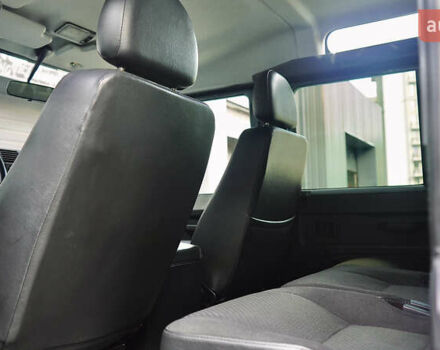 Зелений Ленд Ровер Дефендер, об'ємом двигуна 2.2 л та пробігом 98 тис. км за 87000 $, фото 39 на Automoto.ua