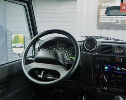 Зелений Ленд Ровер Дефендер, об'ємом двигуна 2.2 л та пробігом 98 тис. км за 87000 $, фото 38 на Automoto.ua