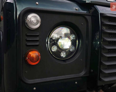 Зелений Ленд Ровер Дефендер, об'ємом двигуна 2.2 л та пробігом 98 тис. км за 87000 $, фото 9 на Automoto.ua