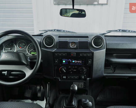 Зелений Ленд Ровер Дефендер, об'ємом двигуна 2.2 л та пробігом 98 тис. км за 87000 $, фото 33 на Automoto.ua