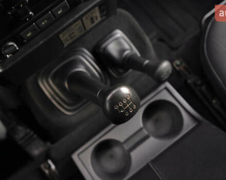 Зелений Ленд Ровер Дефендер, об'ємом двигуна 2.2 л та пробігом 98 тис. км за 87000 $, фото 25 на Automoto.ua