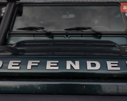 Зелений Ленд Ровер Дефендер, об'ємом двигуна 2.2 л та пробігом 98 тис. км за 87000 $, фото 6 на Automoto.ua