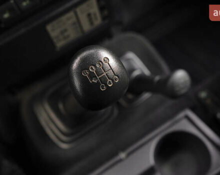 Зелений Ленд Ровер Дефендер, об'ємом двигуна 2.2 л та пробігом 98 тис. км за 87000 $, фото 24 на Automoto.ua