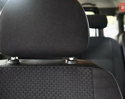 Зелений Ленд Ровер Дефендер, об'ємом двигуна 2.2 л та пробігом 98 тис. км за 87000 $, фото 20 на Automoto.ua