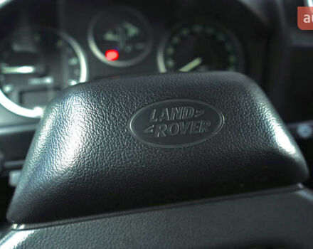 Зелений Ленд Ровер Дефендер, об'ємом двигуна 2.2 л та пробігом 98 тис. км за 87000 $, фото 32 на Automoto.ua