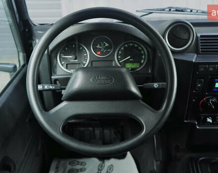 Зелений Ленд Ровер Дефендер, об'ємом двигуна 2.2 л та пробігом 98 тис. км за 87000 $, фото 34 на Automoto.ua