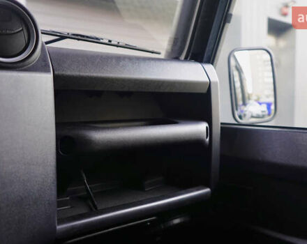 Зелений Ленд Ровер Дефендер, об'ємом двигуна 2.2 л та пробігом 98 тис. км за 87000 $, фото 23 на Automoto.ua