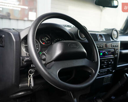 Зелений Ленд Ровер Дефендер, об'ємом двигуна 2.2 л та пробігом 98 тис. км за 87000 $, фото 45 на Automoto.ua