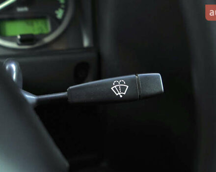 Зелений Ленд Ровер Дефендер, об'ємом двигуна 2.2 л та пробігом 98 тис. км за 87000 $, фото 31 на Automoto.ua