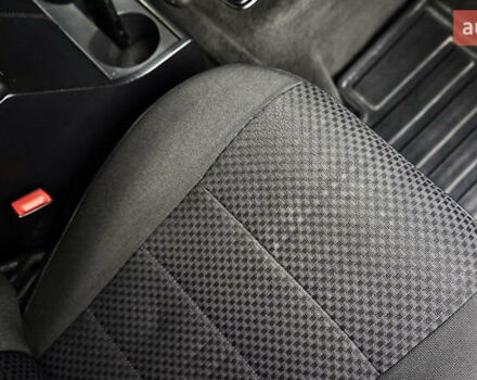 Зелений Ленд Ровер Дефендер, об'ємом двигуна 2.2 л та пробігом 98 тис. км за 87000 $, фото 18 на Automoto.ua