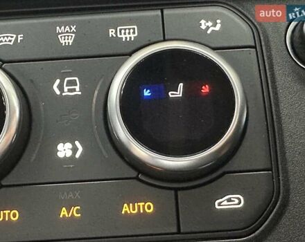 Зеленый Ленд Ровер Дефендер, объемом двигателя 2 л и пробегом 77 тыс. км за 52000 $, фото 80 на Automoto.ua