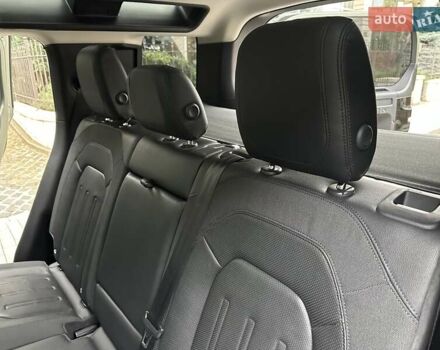 Зеленый Ленд Ровер Дефендер, объемом двигателя 2 л и пробегом 77 тыс. км за 52000 $, фото 85 на Automoto.ua