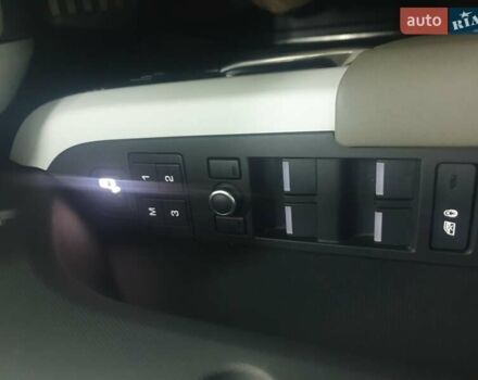 Зелений Ленд Ровер Дефендер, об'ємом двигуна 2 л та пробігом 126 тис. км за 48000 $, фото 8 на Automoto.ua