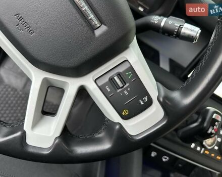 Зеленый Ленд Ровер Дефендер, объемом двигателя 2 л и пробегом 77 тыс. км за 52000 $, фото 43 на Automoto.ua