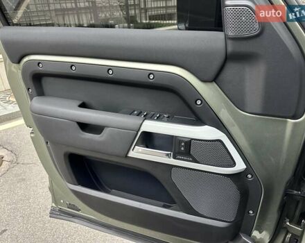 Зеленый Ленд Ровер Дефендер, объемом двигателя 2 л и пробегом 77 тыс. км за 52000 $, фото 38 на Automoto.ua