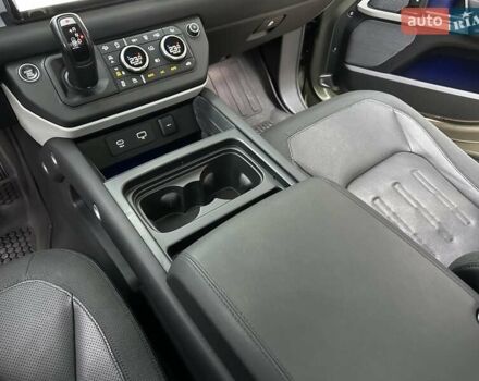 Зеленый Ленд Ровер Дефендер, объемом двигателя 2 л и пробегом 77 тыс. км за 52000 $, фото 48 на Automoto.ua