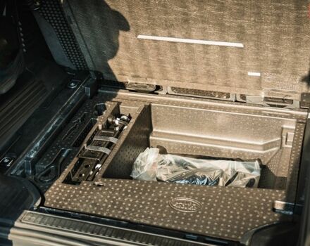 Зелений Ленд Ровер Дефендер, об'ємом двигуна 2 л та пробігом 145 тис. км за 43900 $, фото 30 на Automoto.ua