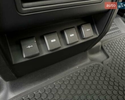 Зеленый Ленд Ровер Дефендер, объемом двигателя 2 л и пробегом 77 тыс. км за 52000 $, фото 86 на Automoto.ua