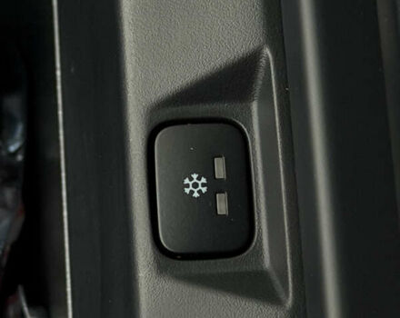 Зеленый Ленд Ровер Дефендер, объемом двигателя 3 л и пробегом 30 тыс. км за 124000 $, фото 23 на Automoto.ua