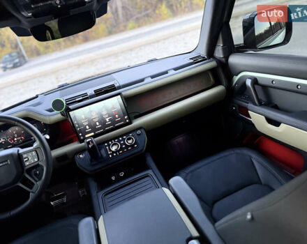 Зелений Ленд Ровер Дефендер, об'ємом двигуна 3 л та пробігом 30 тис. км за 119000 $, фото 30 на Automoto.ua